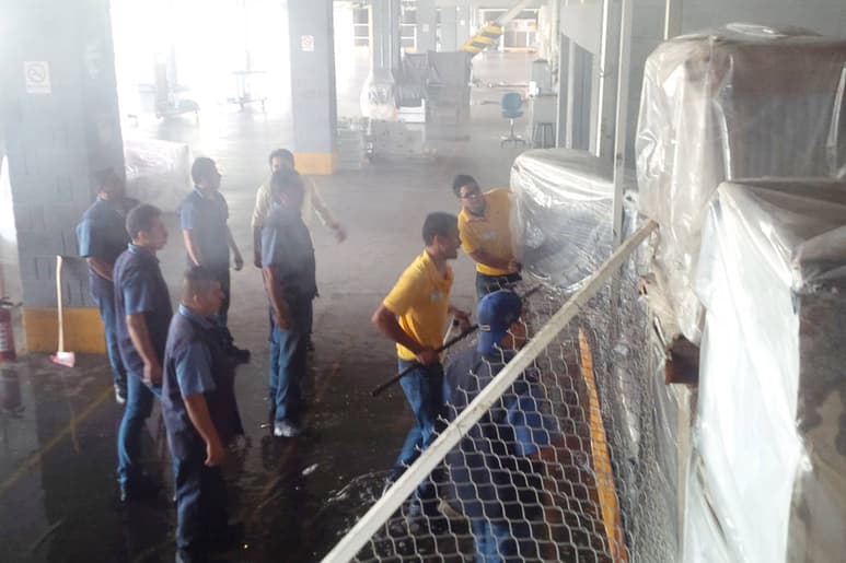 Fuego. Llamas consumen bodega de Coppel en Gómez Palacio, el siniestro se reportó en el área de resguardo de salas. Se reportó un trabajador intoxicado. (EL SIGLO DE TORREÓN)