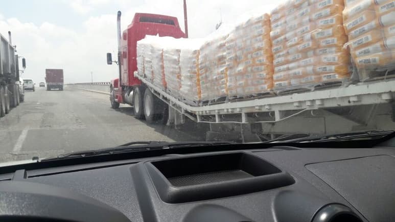 El conductor de la pesada unidad logró orillarse para no quedar sobre los carriles centrales y no entorpecer la circulación. (ESPECIAL)