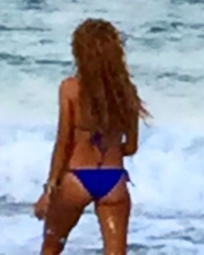 No detalló cuándo fue tomada la imagen, pero en ella se le ve de pie en el mar, de espaldas, con un bikini azul. (INSTAGRAM)