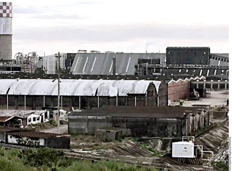 Olvido. Las plantas de fertilizantes mantienen el aspecto cochambroso tras 15 años de abandono.