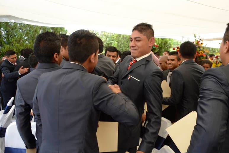 Orgullo. Los 91 egresaron seguirán luchando por sus 43 amigos.