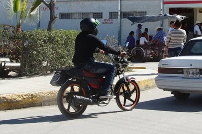 Campaña. Durante un mes se concientizó a los motociclistas sobre el uso del casco de seguridad. (ARCHIVO)