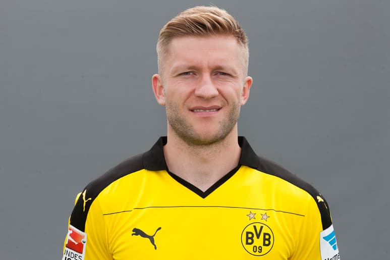 El centrocampista -la sexta incorporación al Wolfsburgo para la próxima temporada- disputó para el Borussia desde 2007 un total de 197 partidos de la Bundesliga, en los que marcó 27 goles y 43 pases.