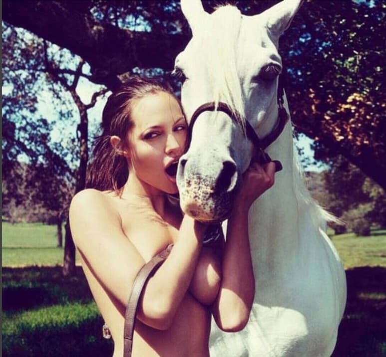 Desnuda. La imagen es de cuando Jolie estaba joven. (ESPECIAL)