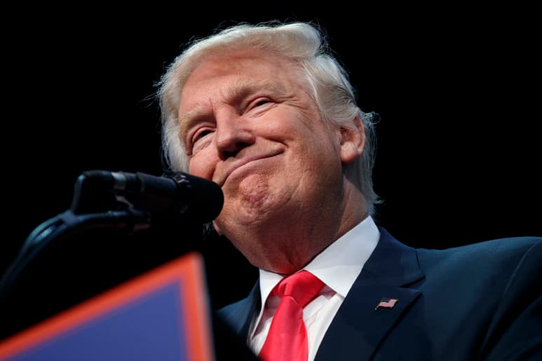 'Parecemos un país del tercer mundo', dijo Trump, quien señaló que EU está siendo 'humillado' por muchos países y de muy distintas maneras. (AP)