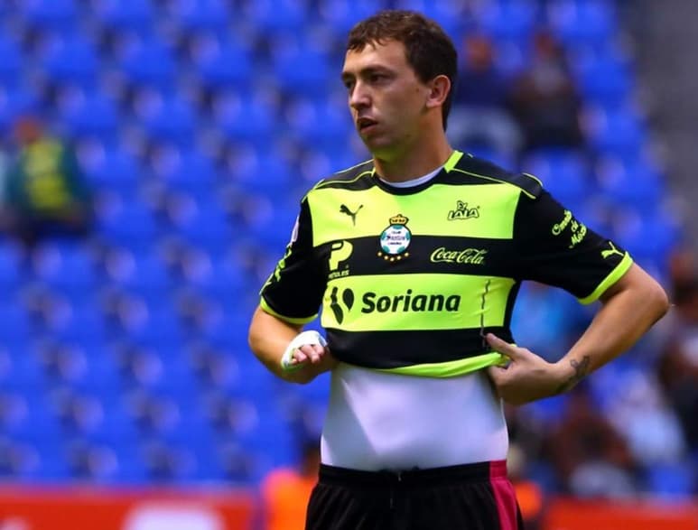 Agustín Marchesín terminó jugando como delantero por una lesión en un dedo. (Reforma)