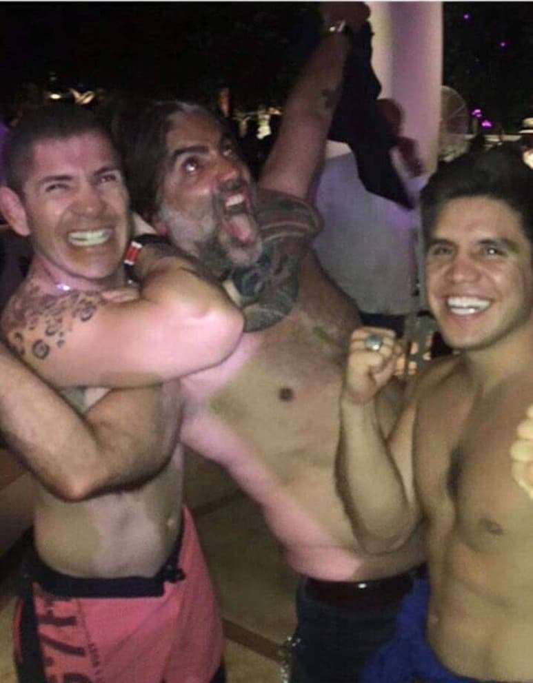 Una más. Ayer se dio a conocer otra imagen del cantante en la que aparece de nueva cuenta en pleno festejo acompañado de otros dos hombres. (ESPECIAL)