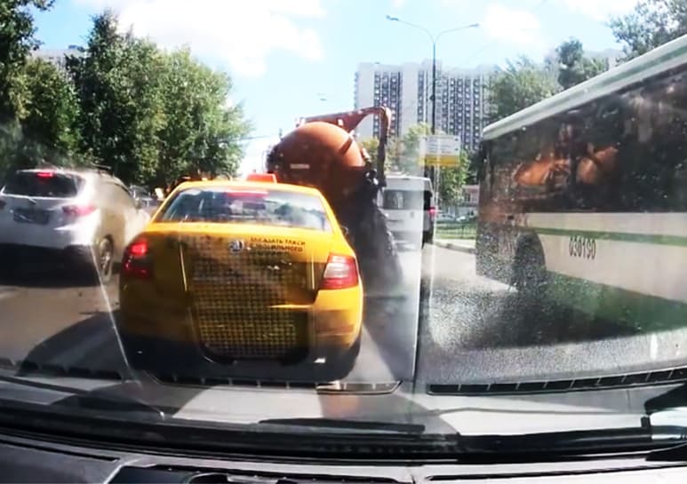 El contenedor del camión explotó en plena carretera. (YOUTUBE)