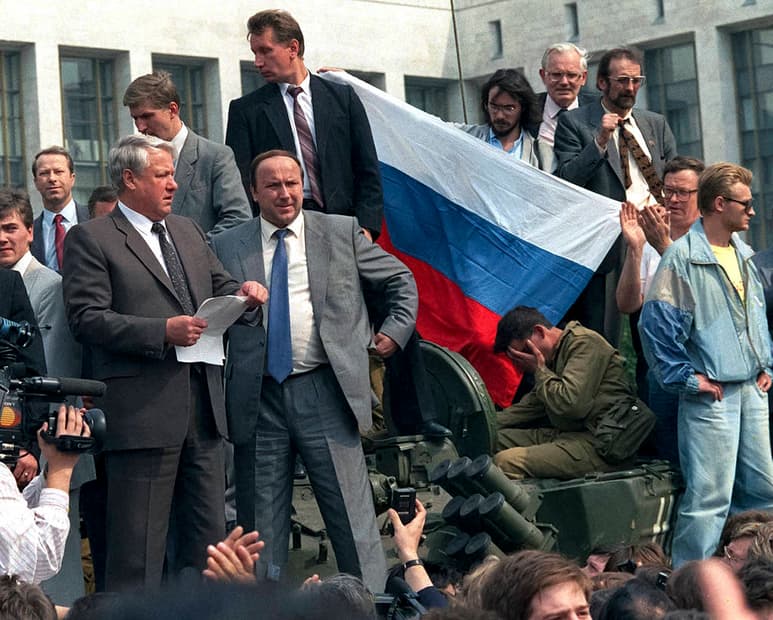 Defensa. Durante una de las manifestaciones, Boris Yeltsin se mantuvo de pie en un tanque para condenar a la «junta». Yeltsin asumió el control de la sociedad central de televisión y de los ministerios y organismos económicos, con lo que inició la caída de la URSS.