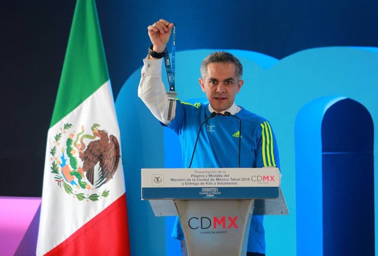 Miguel Ángel Mancera presentó la medalla y una playera que lleva un geolocalizador que dará todos los detalles del recorrido. La tecnológica llega al Maratón CDMX