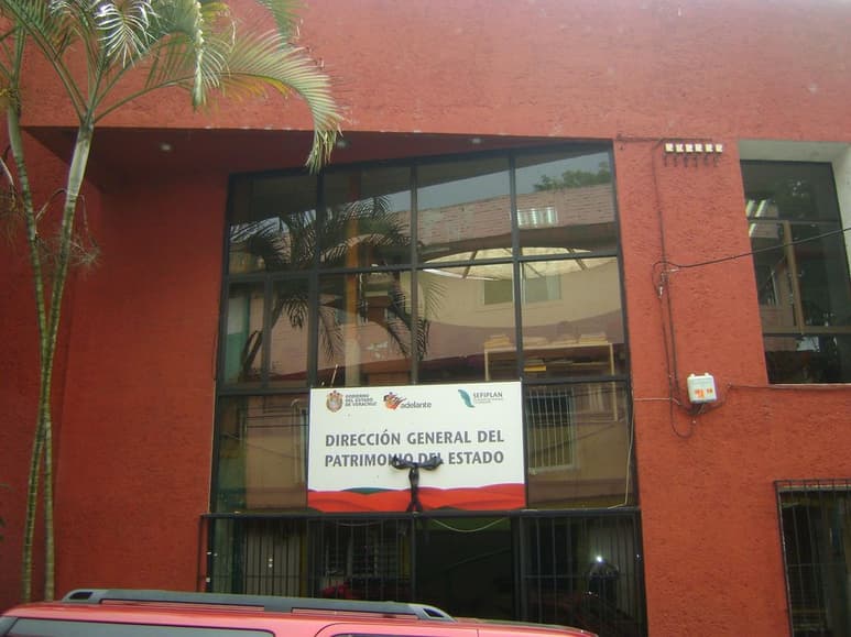 Aunque es del dominio público la acusación por la supuesta venta fraudulenta de terrenos a través de Patrimonio del Estado, donde se localizan 13 colonias de la ciudad de Veracruz, ahora la demanda por la vía civil -que consta en el expediente 918/2015- avanza y la parte acusadora ya demostró que posee la propiedad. (FACEBOOK)