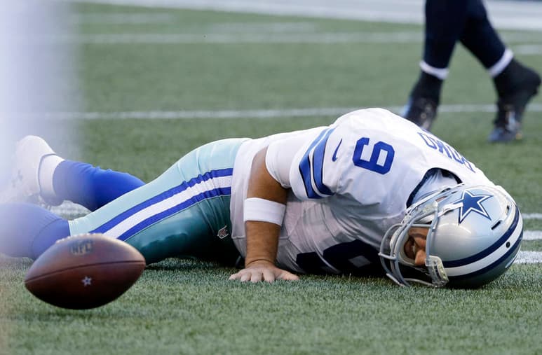 Tony Romo sufrió una lesión el jueves ante Halcones Marinos. Tony Romo podría iniciar la campaña