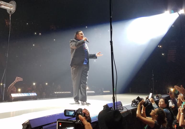 Vestido con un traje oscuro, del que rápidamente se despojó del saco para quedar con una camisa azul brillante, a Juan Gabriel se le vio el viernes en la noche energético, feliz, sonriente y emocionado. (NOTIMEX)