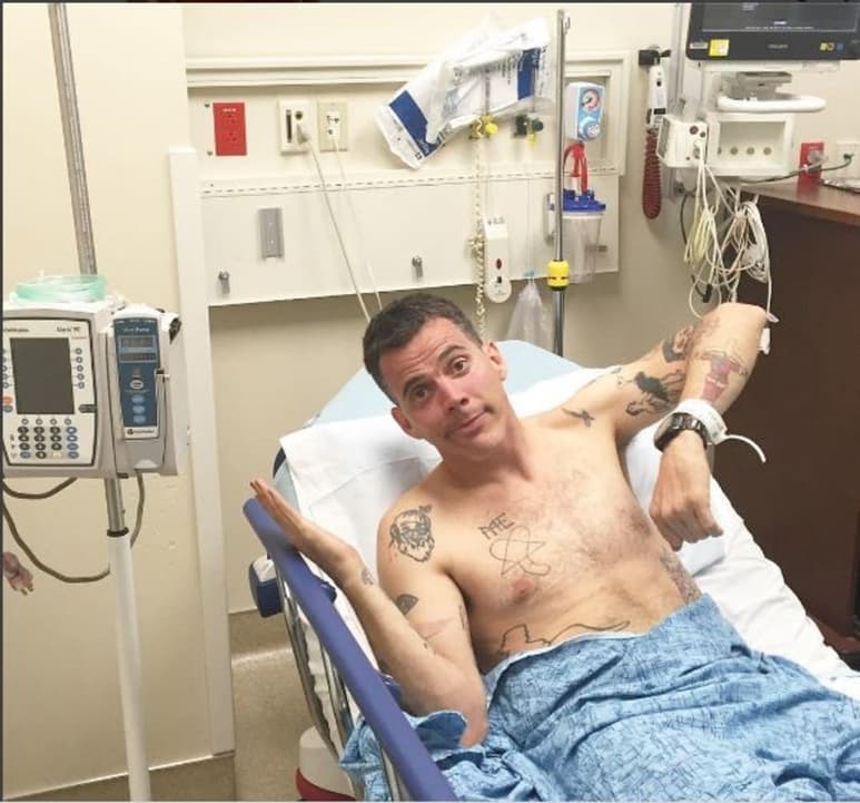 Steve-O se fracturó las dos piernas al saltar en skate dede más de dos metros de altura. (INSTAGRAM)