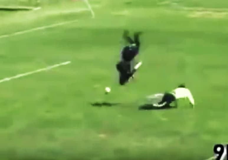 El adolescente ejecutó una espectacular acrobacia para saltar al arquero. (YOUTUBE)