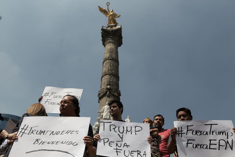 En el Ángel de Independencia se manifestaron en contra de la visita de Donald Trump. (EFE)