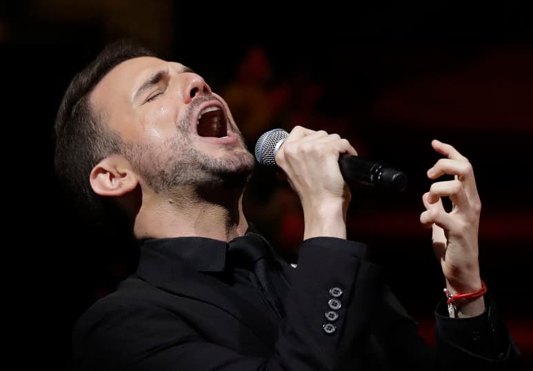 El joven cantó “Se me olvidó otra vez”, y se despidió de Juanga al besar la urna con las cenizas del cantautor. (AP)