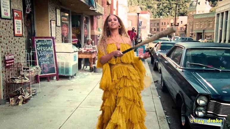 Lanzamiento. Como se ve en las imágenes, Beyoncé luce un vestido amarillo y va con un bate de béisbol rompiendo grifos. (ESPECIAL)