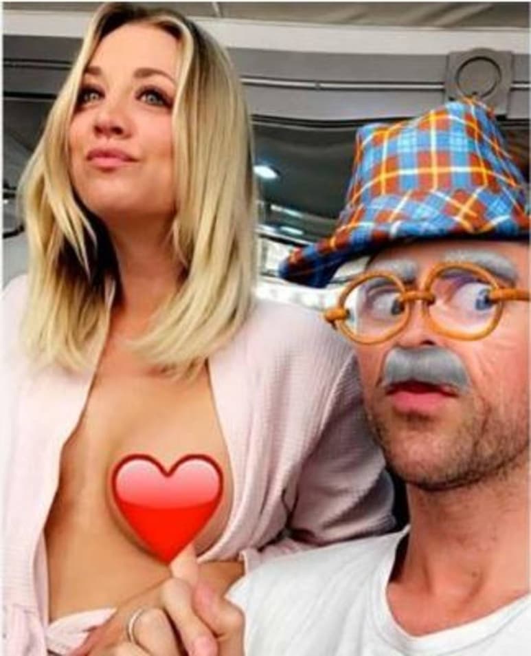 Enseña. La actriz se divertía junto a su amigo Brad Goreski.