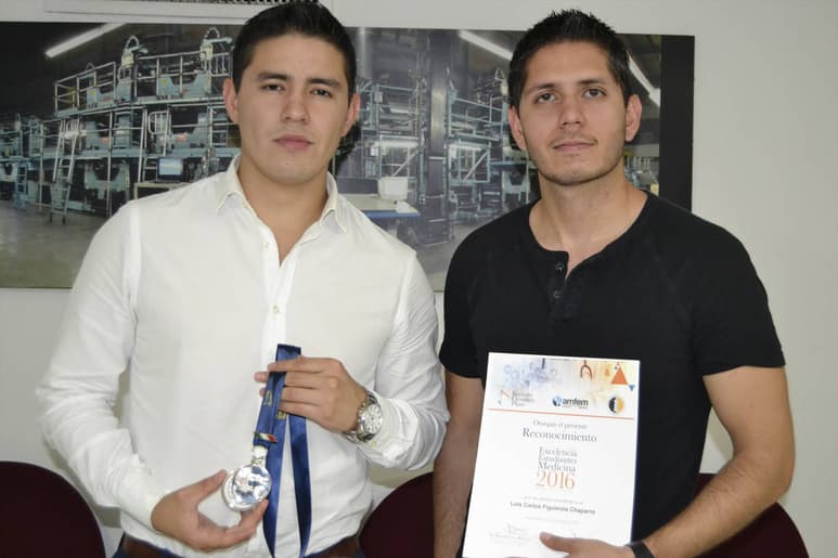 Medicina. Erwin Enrique (izq.) y Luis Carlos muestran los reconocimientos que recibieron por ser de los mejores estudiantes. (EL SIGLO DE TORREÓN/ EDITH GONZÁLEZ)