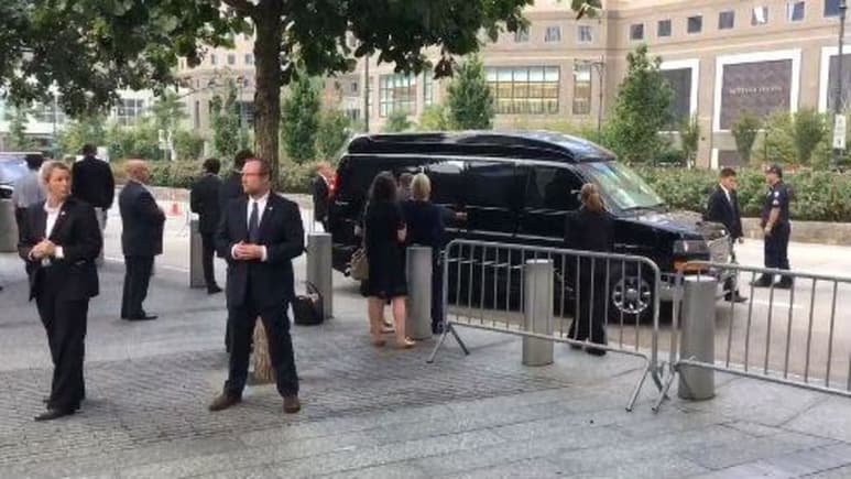 Clinton se retiró para recostarse en la residencia de su hija Chelsea. (TWITTER)