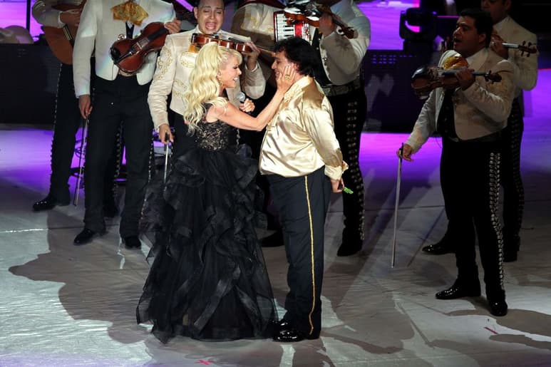 Juan Gabriel, quien falleció el pasado 28 de agosto, es considerado uno de los máximos exponentes de la música regional mexicana, y Yuri fue una de sus amigas. (EL UNIVERSAL)