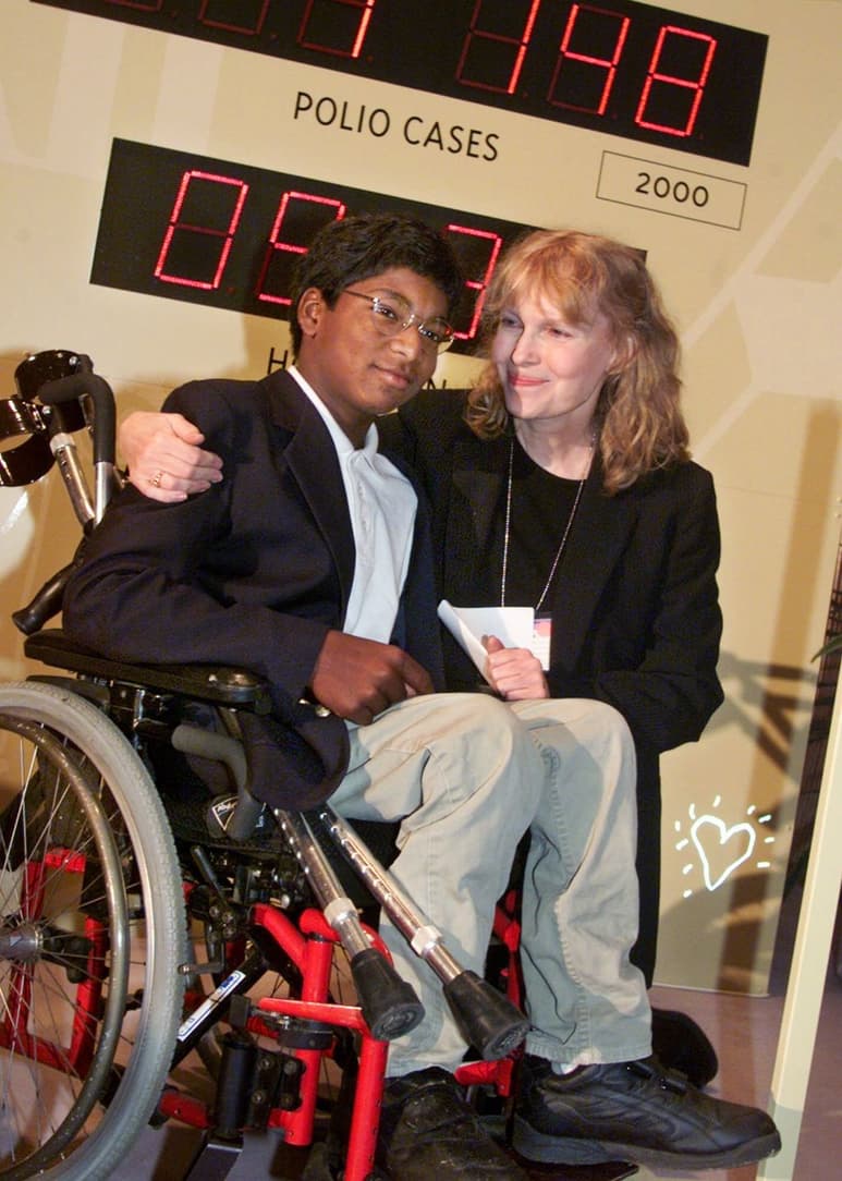 Thaddeus Farrow, hijo adoptivo de Mia Farrow, fue encontrado gravemente herido, por lo que murió al llegar al hospital. (ARCHIVO)