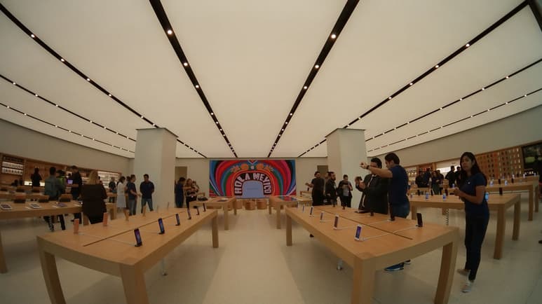 La tienda con una decoración minimalista comparte espacio con otras exclusivas firmas como Dolce&Gabbana, Cartier y Emporio Armani. (NOTIMEX)