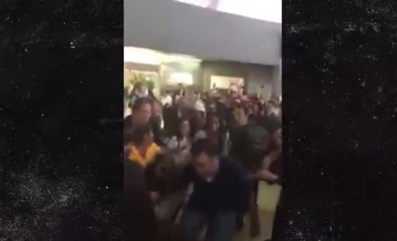 En el video se ve cómo un fan sujetó a Ally Brooke hasta que su equipo de seguridad intervino y ella continuó con su camino. (TMZ)