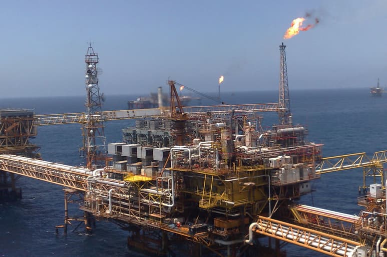 La producción promedio de petróleo crudo durante los primeros ocho meses del año fue de dos millones 190 mil barriles diarios. (ARCHIVO)