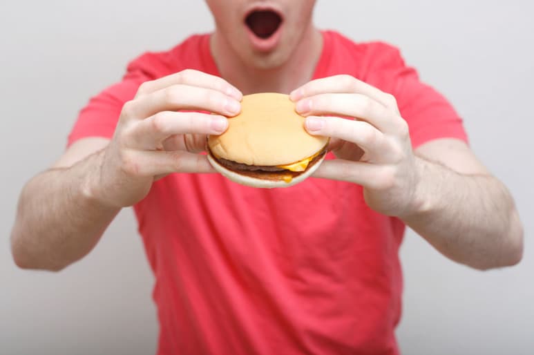 La evidencia sugiere que, si la gente se concentra en reducir algún tipo de alimento, éste se compensa al comer otro en lugar de bajar sus calorías totales. (ARCHIVO)