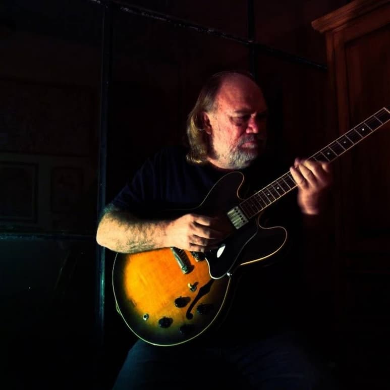 Maestro. Rolando Gotés es uno de los guitarristas más destacados en La Laguna, impulsor del jazz y maestro de músicos. (ARCHIVO)