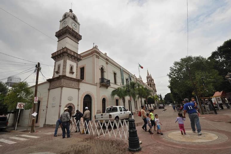 Avenida. La Sarabia será abierta al tránsito ligero. Vehículos circularán sobre el concreto estampado de lunes a viernes. (EL SIGLO DE TORREÓN)