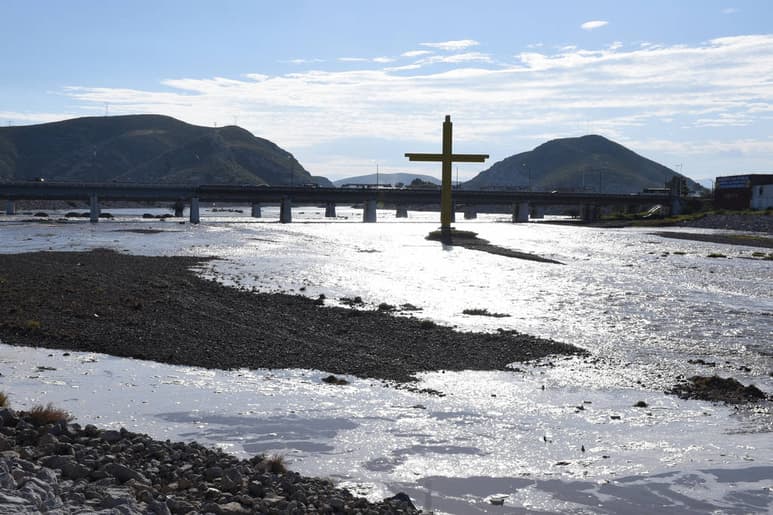 Adelanta. Ayer poco antes de las 18:00 horas llegó la avenida extraordinaria del río Nazas a la zona Urbana de Torreón. (FERNANDO COMPEÁN)