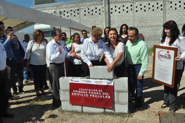 Arranque. Ayer se realizó la ceremonia de colocación de la primera piedra de lo que será el edificio de Projulab. (GUADALUPE MIRANDA)