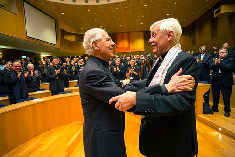 Arturo Sosa (der.) rompe con la tradición. (EFE)