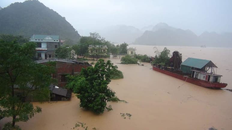 Dieciocho personas murieron en la provincia más afectada, Quang Binh, y las autoridades buscaban a tres desaparecidos en la zona, explicó el responsable de emergencias Tran Le Dan Hung.