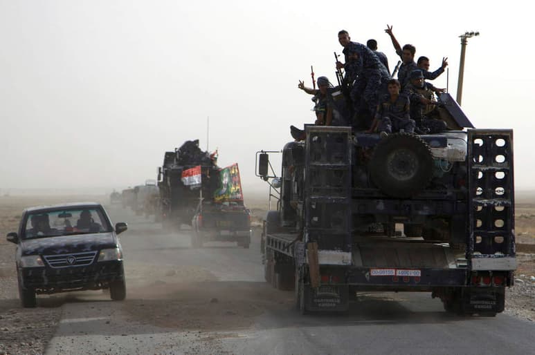 La televisión estatal difundió a primeras horas del lunes un breve comunicado en que se da a conocer el comienzo de la ofensiva militar que era muy esperada para expulsar al EI de la segunda ciudad más grande de Irak.