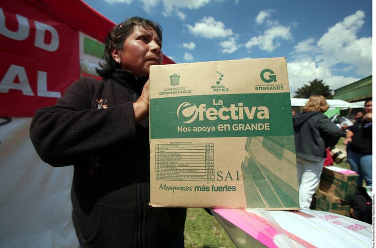 Ayuda. El activismo electoral puesto en marcha con el reparto de despensas en Estado de México.