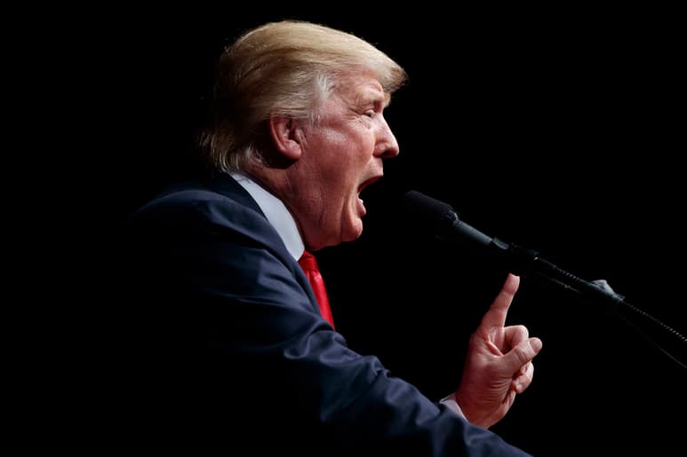 Vocifera. Trump sigue propagando sus acusaciones de que Hillary y los medios están conspirando para robarse la elección. (AP)