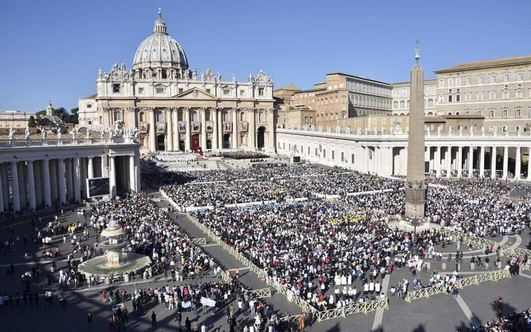 Celebran. Con la fórmula oficial de canonización del joven mártir michoacano José Sánchez del Río, pronunciada por el Papa Francisco en la Plaza de San Pedro, México sumó 32 santos. (EFE)