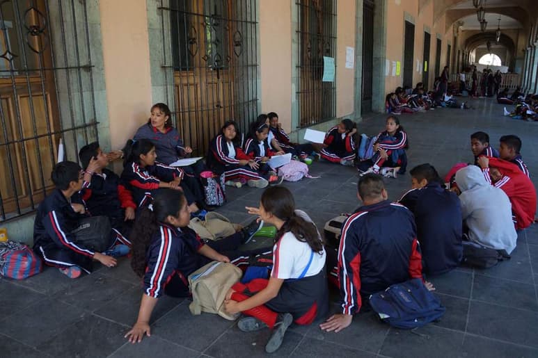 Profesores de la Sección 22 del CNTE y padres de familia efectuaron así una protesta pacífica para exigir al gobierno estatal la construcción de aulas con material macizo, demanda que tiene siete años. (EL UNIVERSAL)