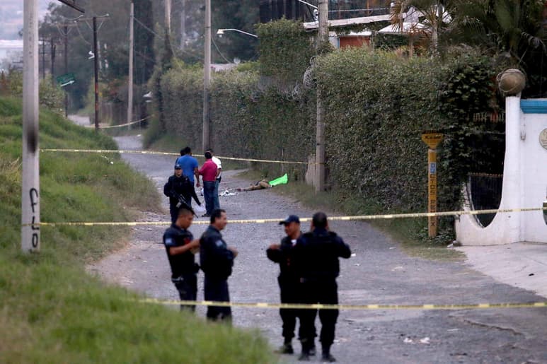En una brecha en Tlaquepaque, un hombre fue localizado sin vida y seis personas más -entre ellas una mujer- fueron encontradas vivas pero con las manos cercenadas. (AP)