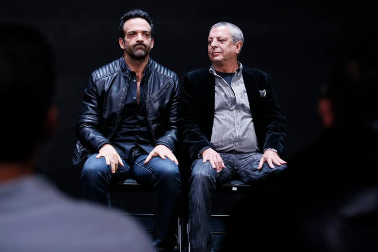 Los actores Pablo Perroni y César Bono durante la función de estreno de la nueva temporada de la puesta en escena titulada Puras cosas maravillosas. (ARCHIVO)
