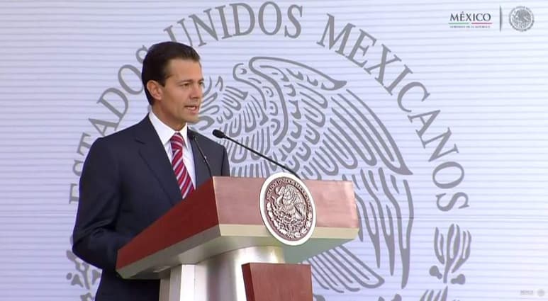 Peña Nieto encabezó hoy la ceremonia conmemorativa del centenario de la Industria Militar. (ESPECIAL)