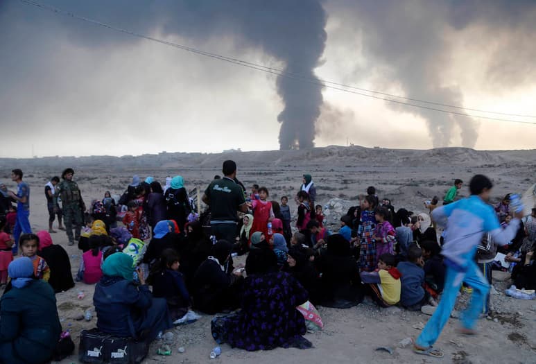 A la espera. Varias personas fueron desplazadas de algunas aldeas cercanas a Mosul, Irak.