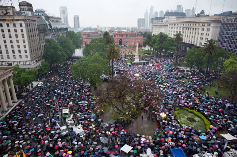 Protestan. La violación y el asesinato de una adolescente argentina, fue la gota que colmó el vaso para que decenas de organizaciones convocaran ayer miércoles a un paro y movilizaciones de mujeres.