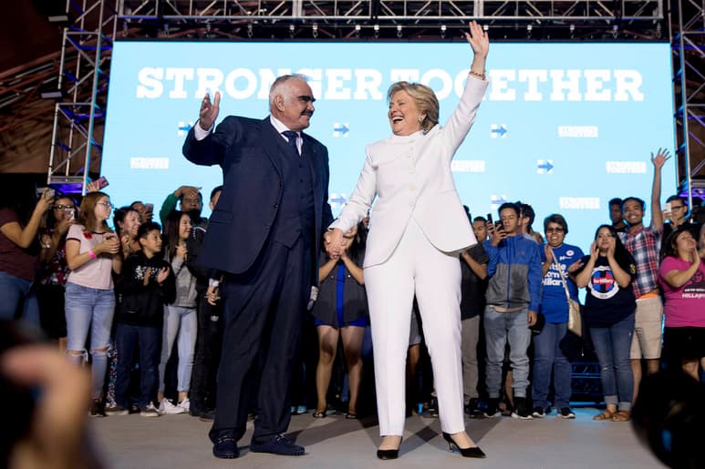 Lo prometido es deuda. Vicente Fernández celebró con Hillary Clinton, la victoria en el debate.