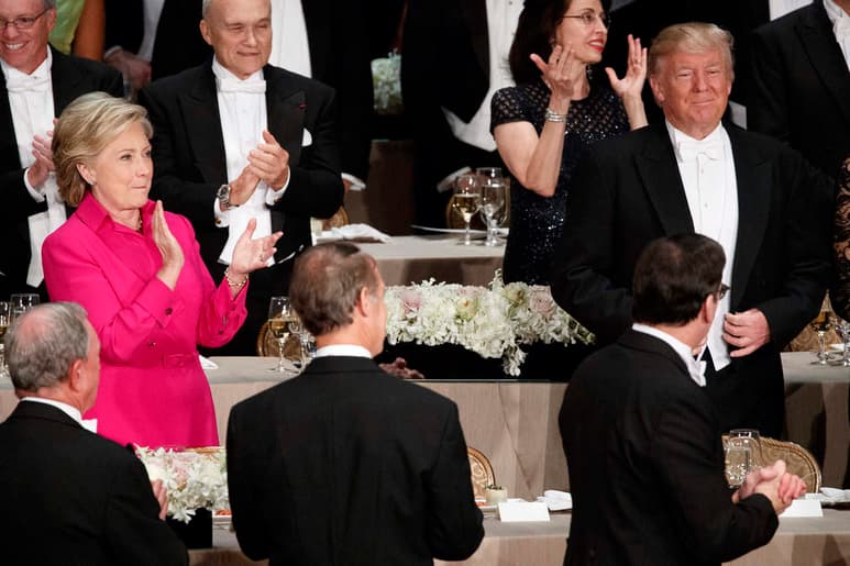Los aspirantes presidenciales se sentaron a la misma mesa de manera amigable y después tomaron la palabra en tono relajado y bromista. (AP)