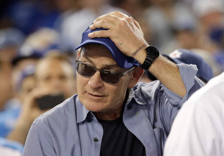 Sheen, quien interpretó al personaje Ricky 'Wild Thing' Vaughn en la película 'Major League', se ha ofrecido para participar en la ceremonia del primer lanzamiento en alguno de los juegos de la próxima Serie Mundial. (ARCHIVO)